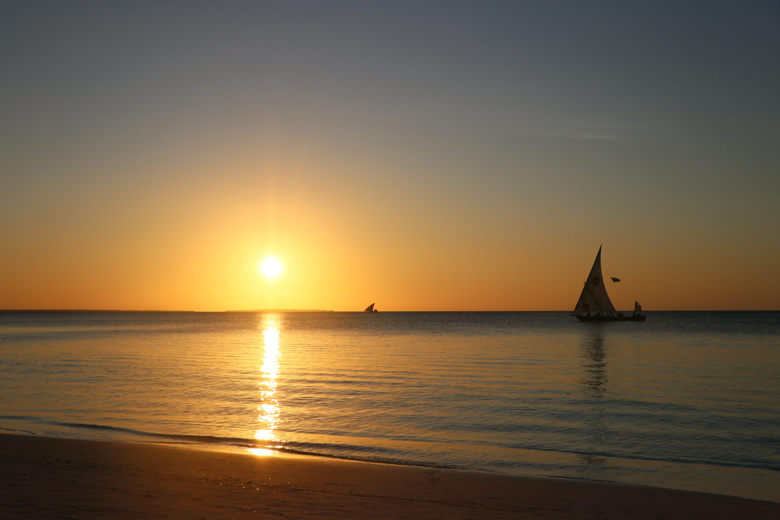 Zanzibar zachód słońca na plaży